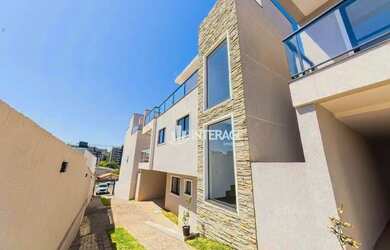 Imagem: A casa possui 3 Dormitórios, 4 Banheiros, 1 Vaga na garagem