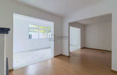 Imagem: A casa possui 4 Dormitórios, 5 Banheiros, 4 Vagas na garagem