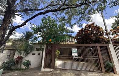 Imagem: A casa possui 3 Dormitórios, 3 Banheiros, 4 Vagas na garagem