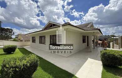 Imagem: A casa possui 4 Dormitórios, 3 Banheiros, 4 Vagas na garagem