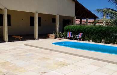 Imagem: A casa possui 2 Dormitórios, 3 Banheiros, 5 Vagas na garagem