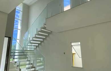 Imagem: A casa em condomínio possui 4 Dormitórios, 5 Banheiros, 4