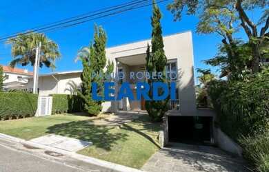 Imagem: A casa em condomínio possui 4 Dormitórios, 5 Banheiros, 4