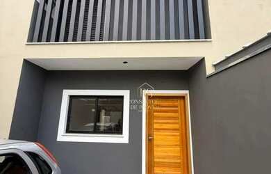 Imagem: A casa possui 2 Dormitórios, 3 Banheiros, 2 Vagas na garagem