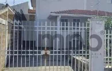 Imagem: A casa possui 3 Dormitórios, 1 Banheiro, 2 Vagas na garagem