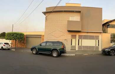 Imagem: A casa possui 4 Dormitórios, 5 Banheiros, 5 Vagas na garagem