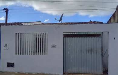 Imagem: A casa possui 3 Dormitórios, 1 Banheiro, 1 Vaga na garagem