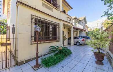 Imagem: A casa à venda possui 3 Dormitórios, 4 Banheiros, 2 Vagas