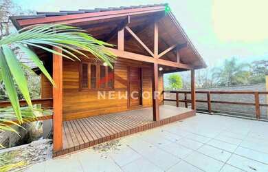 Imagem: A casa possui 4 Dormitórios, 2 Banheiros, 3 Vagas na garagem