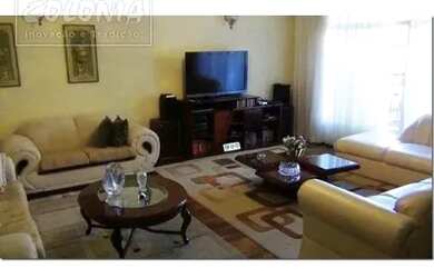 Imagem: A casa possui 4 Dormitórios, 4 Banheiros, 4 Vagas na garagem