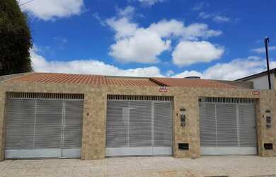 Imagem: A casa possui 3 Dormitórios, 2 Banheiros e está localizado