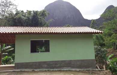 Imagem: A casa possui 1 Dormitório, 1 Banheiro, 1 Vaga na garagem