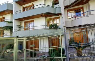 Imagem: A casa possui 4 Dormitórios, 4 Banheiros, 2 Vagas na garagem