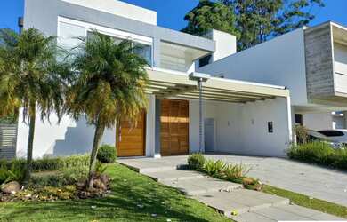 Imagem: A casa em condomínio e possui 3 Dormitórios, Suítes, 4 Banheiros