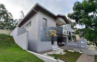 Imagem: A casa possui 4 Dormitórios, 5 Banheiros, 2 Vagas na garagem