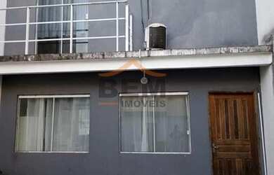 Imagem: A casa possui 2 Dormitórios, 1 Banheiro, 2 Vagas na garagem