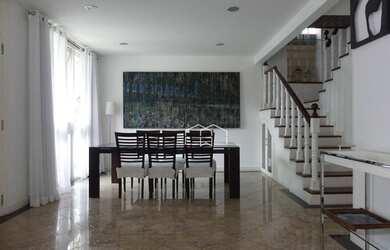 Imagem: A casa em condomínio possui 4 Dormitórios, 1 Banheiro, 2 Vagas