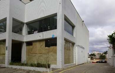 Imagem: O terreno possui 1.997m² de Área e está localizado em Água