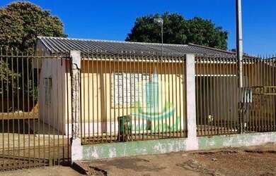 Imagem: A casa possui 2 Dormitórios, 1 Banheiro, 2 Vagas na garagem