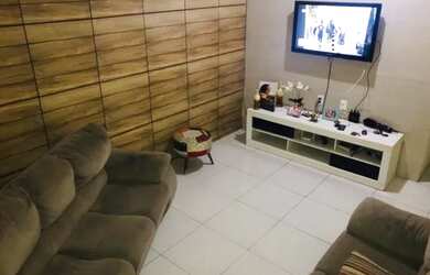 Imagem: A casa possui 2 Dormitórios, 1 Banheiro, 1 Vaga na garagem