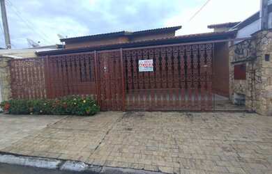 Imagem: A casa possui 3 Dormitórios, 1 Banheiro, 1 Vaga na garagem