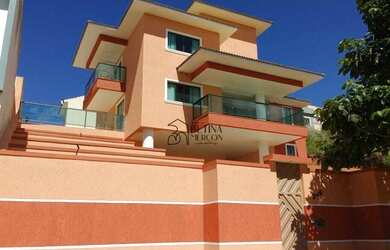 Imagem: A casa possui 3 Dormitórios, 3 Banheiros, 2 Vagas na garagem