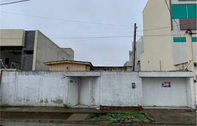 Imagem: A casa possui 3 Dormitórios, 2 Banheiros, 5 Vagas na garagem