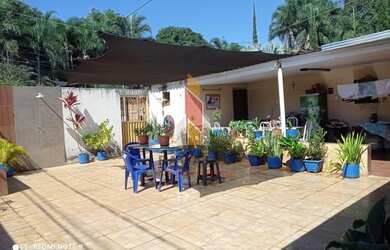 Imagem: A casa possui 2 Dormitórios, 1 Banheiro, 1 Vaga na garagem