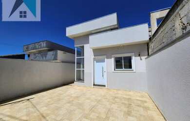 Imagem: A casa possui 3 Dormitórios, 2 Banheiros, 2 Vagas na garagem