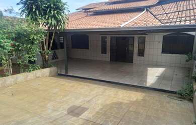 Imagem: A casa possui 3 Dormitórios, 3 Banheiros, 250m² de Área