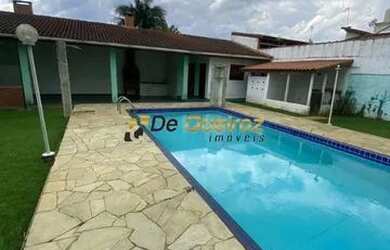 Imagem: A casa possui 5 Dormitórios, 3 Banheiros, 4 Vagas na garagem