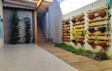 Imagem: A casa possui 3 Dormitórios, 3 Banheiros, 2 Vagas na garagem