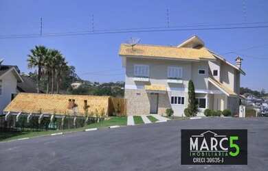 Imagem: A casa em condomínio possui 5 Dormitórios, 5 Banheiros, 5