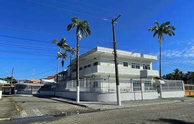 Imagem: O depósito possui 5 Vagas na garagem, 1.450m² de Área e