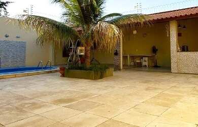 Imagem: A casa possui 3 Dormitórios, 3 Banheiros e 3 Vagas na garagem