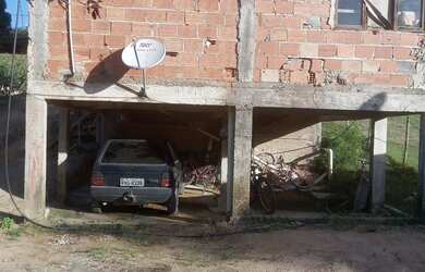 Imagem: A casa possui 2 Dormitórios, 1 Banheiro, 2 Vagas na garagem