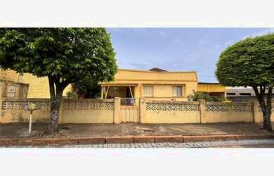 Imagem: A casa possui 4 Dormitórios, 1 Banheiro e 241m² de Área e