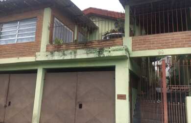 Imagem: A casa possui 4 Dormitórios, 3 Banheiros, 1 Vaga na garagem