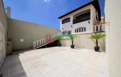 Imagem: A casa possui 3 Dormitórios, 3 Banheiros, 4 Vagas na garagem