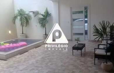 Imagem: A casa em condomínio possui 5 Dormitórios, 3 Banheiros, 2