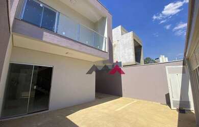 Imagem: A casa possui 3 Dormitórios, 2 Banheiros, 2 Vagas na garagem