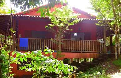 Imagem: A casa possui 4 Dormitórios, 2 Banheiros, 5 Vagas na garagem