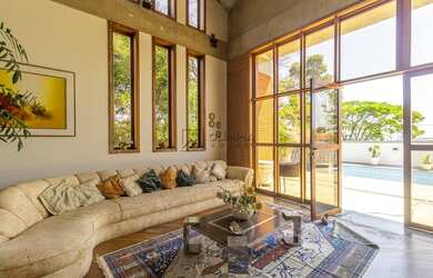 Imagem: A casa possui 4 Dormitórios, 5 Banheiros, 4 Vagas na garagem