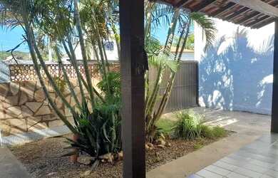 Imagem: A casa possui 3 Dormitórios, 1 Banheiro, 2 Vagas na garagem