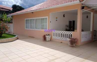 Imagem: A casa possui 5 Dormitórios, 3 Banheiros, 4 Vagas na garagem