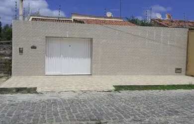 Imagem: A casa possui 2 Dormitórios, 1 Banheiro, 2 Vagas na garagem