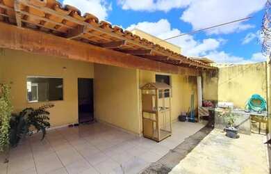 Imagem: A casa possui 3 Dormitórios, 1 Banheiro, 2 Vagas na garagem