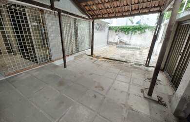 Imagem: A casa possui 5 Dormitórios, 3 Banheiros, 1 Vaga na garagem