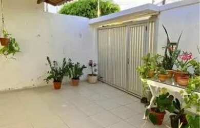 Imagem: A casa possui 3 Dormitórios, 1 Banheiro e está localizado