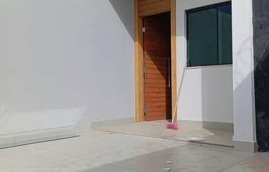 Imagem: A casa possui 3 Dormitórios, 3 Banheiros, 2 Vagas na garagem